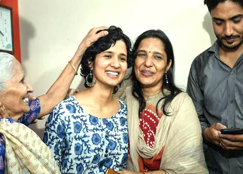 Shruti Sharma with Parents